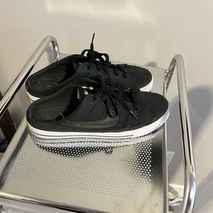 Nike Women’s Court Legacy Mule